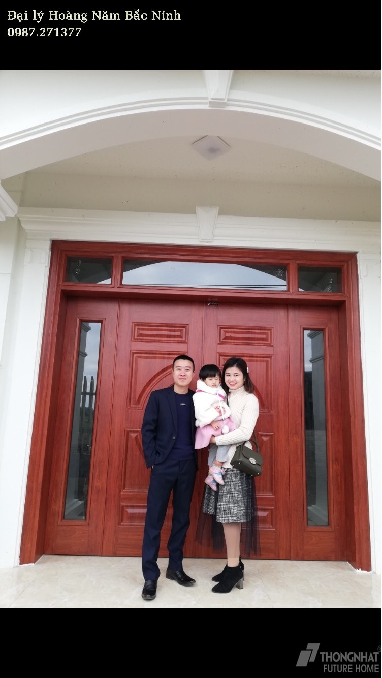 Gia dinh bac sy Dat tại cửa chính
